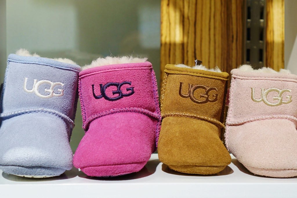 ugg slippers at foot locker
