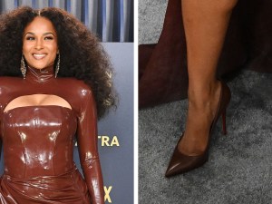 Ciara trägt für einen monochromen Moment braune So-Kate-Pumps von ...